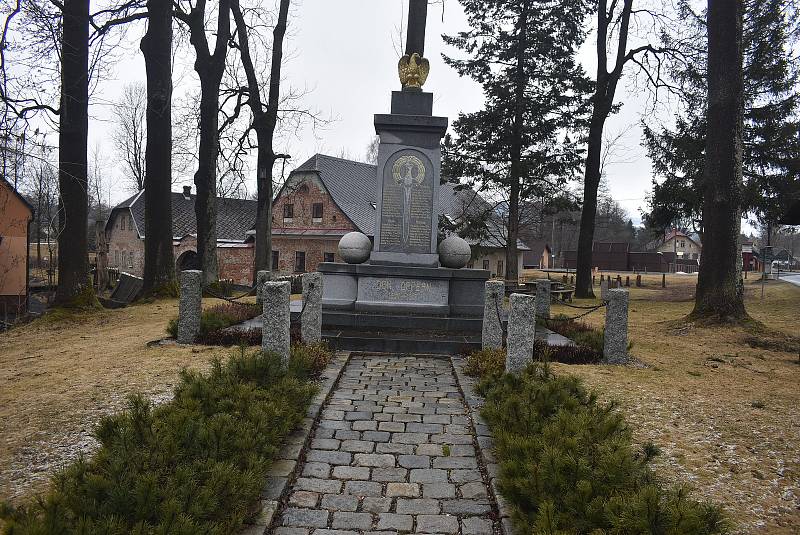 Dolní Moravice leží pod hřebeny Jeseníků. Kromě 388 místních obyvatel zde potkáte také spoustu chatařů, chalupářů a turistů.