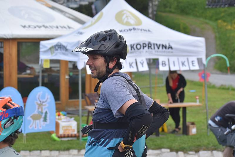 Bikepark Kopřivná v Jeseníkách pojal zahájení sezony jako zábavnou show pro celou rodinu.