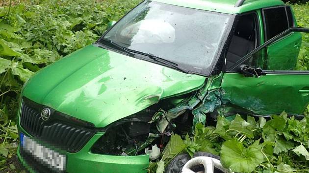 Pět lidí se v neděli zranilo při čelním střetu dvou osobních automobilů v Jiříkově. Mezi zraněnými byly tři děti.