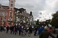 Hnutí ANO uspořádalo na krnovském náměstí hromadné vypouštění balonků. Kampaň měla nečekaný ohlas a rozvířila diskusi, zda jsou latexové balonky odpad poškozující přírodu nebo neškodná zábava.