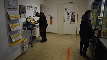 Malá pobočka České pošty v Mikulášské ulici odlehčuje hlavní poště v centru Krnova. Hrozí jí zrušení. 3. dubna 2023
