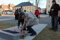 PIETNÍ AKT u krnovského památníku obětem válek a násilí za oběti komunistické ideologie.  Po něm následovala mše a přednáška Vojtěcha Vlčka.