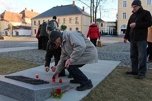 Pietní aktu u krnovského památníku obětem válek a násilí za oběti komunistické ideologie v roce 2019.