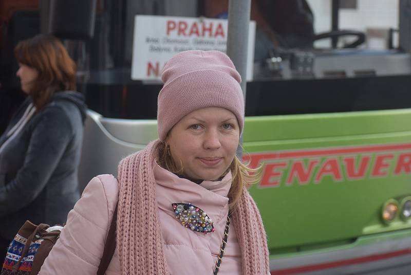 Do Krnova dorazily v neděli 27. února kolem poledne dva autobusy s uprchlíky z Ukrajiny. Ženy, děti a senioři pochází z partnerské Nadvirny. Polovina zůstane v Krnově, polovina po krátkém odpočinku pokračuje do dalších měst.
