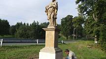 Jakub Gajda započal restauraci sochy svatého Jana Nepomuckého ve Václavově předtím, než se přestěhovala do centra obce.