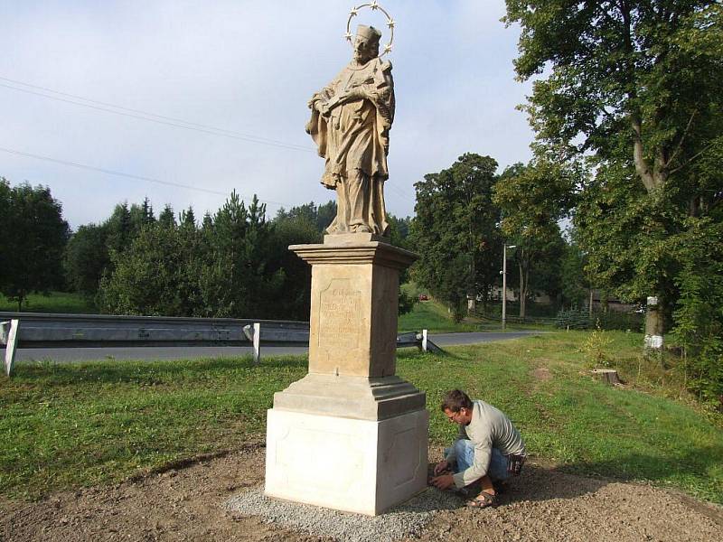 Jakub Gajda započal restauraci sochy svatého Jana Nepomuckého ve Václavově předtím, než se přestěhovala do centra obce.