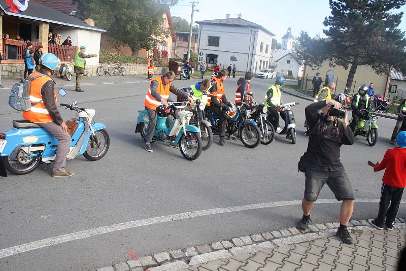 Legendární Jawa pionýr neboli fichtl je úžasný motocykl.  Bohušovská Fichtlmánie byla oslavou pincků.