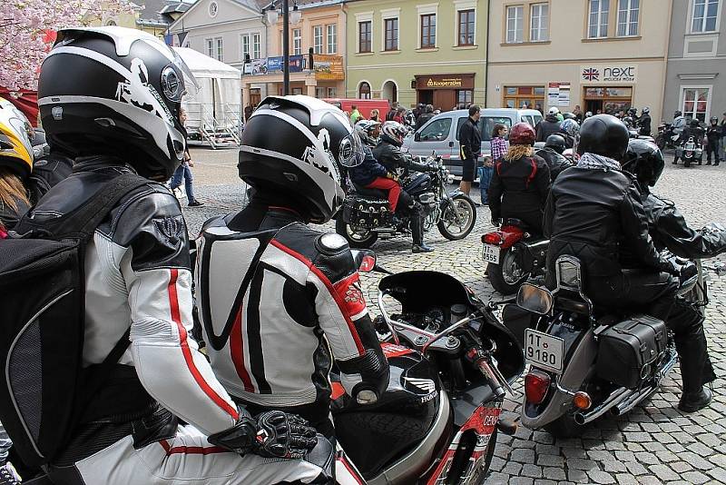 Holky a mašiny se nabízely k obdivování pod rozkvetlými třešněmi na náměstí Míru v Bruntále při sobotní motorkářské akci Vítání jara.