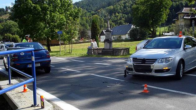 Stříbrný volkswagen Pasat přijížděl ze směru Karlovice na hlavní silnici č. 453 v Holčovicích. 