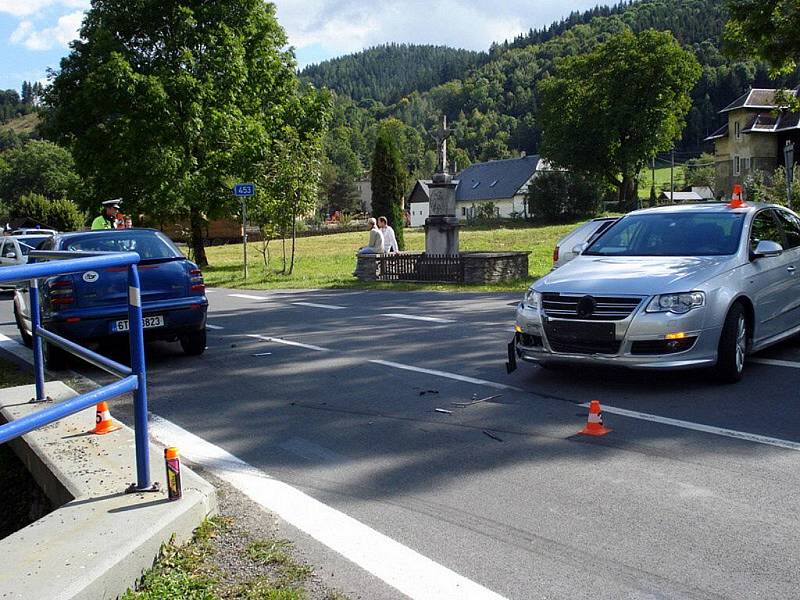 Stříbrný volkswagen Pasat přijížděl ze směru Karlovice na hlavní silnici č. 453 v Holčovicích. 