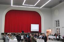 Zastupitelé Krnova se naposledy před volbami sešli v sále Slezského domova. Jednohlasně přijali usnesení, že město vykoupí od soukromníků pozemky a nemovitosti nezbytné pro zahájení výstavby obchvatu.