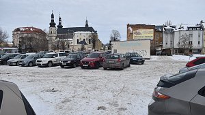 Najít parkovací místo v centru Krnova dnes není problém. Očekávaná výstavba bytových domů na náměstí Minoritů to ale může změnit. Leden 2023