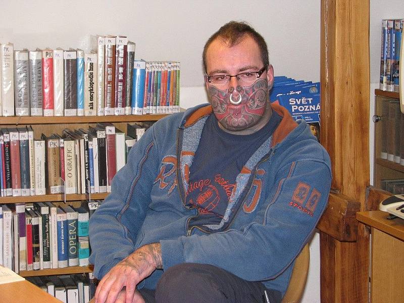 Pavel Josefovič Hejátko ve čtvrtek 19. listopadu 2009 v krnovské knihovně se svým charismatickým šarmem předčítal básně, ve kterých se vyrovnává s vývojem v České republice za posledních dvacet let.