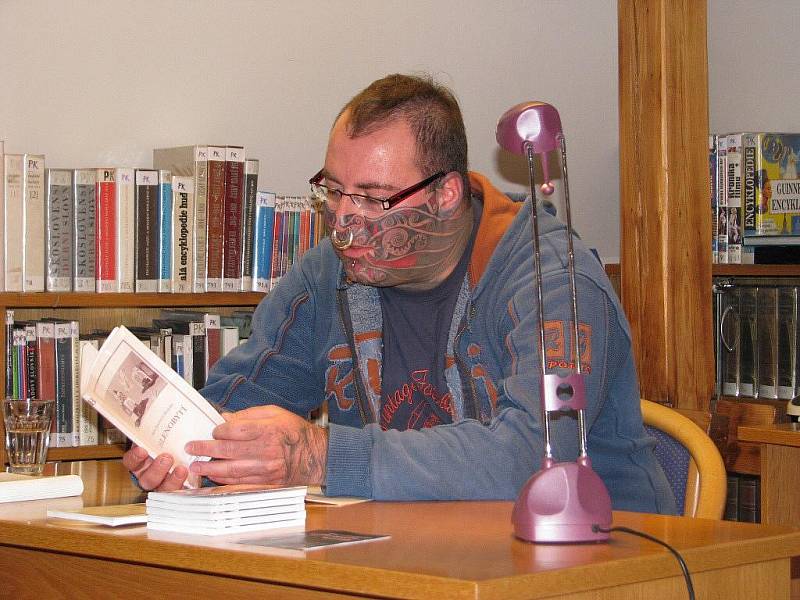 Pavel Josefovič Hejátko ve čtvrtek 19. listopadu 2009 v krnovské knihovně se svým charismatickým šarmem předčítal básně, ve kterých se vyrovnává s vývojem v České republice za posledních dvacet let.