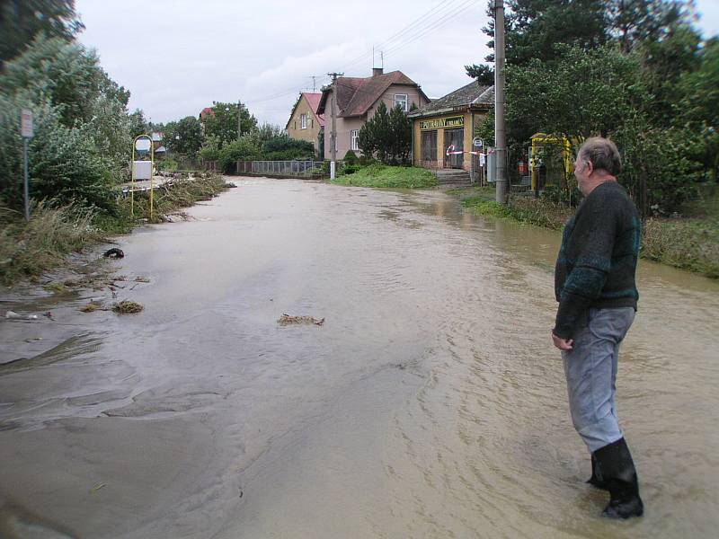 Porovnejme současnou situaci s archivními snímky z Opavice. Autobusová zastávka a zábradlí jsou dnes na stejném místě jako při povodních v roce 2007.