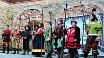 V sobotu se na hradě Sovinci na okraji Moravskoslezského kraje konala velkolepá historická akce pro veřejnost s názvem Slavnosti pánů ze Sovince. Kromě natěšených diváků se jí zúčastnilo několik skupin historického šermu, divadelníků, komediantů, kejklířů