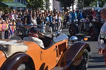 Přehlídka aut veteránů Trofeo Niké v pátek  9. září 2021 potěšila občany ve Městě Albrechticích a ve Slezských Rudolticích.