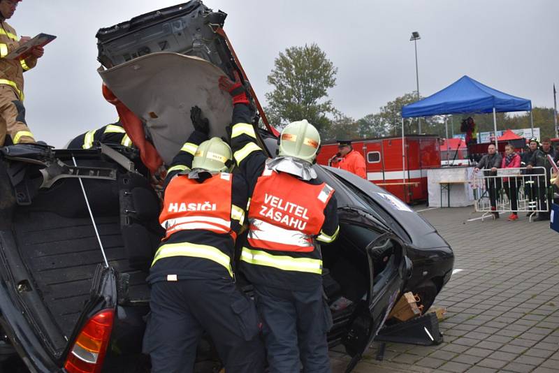 Dobrovolní hasiči z Vrbna pod Pradědem reprezentovali Moravskoslezský kraj v celorepublikové soutěži ve vyprošťování  osob z vraku auta. Foto: Andrea Martínková