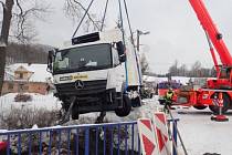 Vyproštění nákladního auta Mercedes Atego z potoka Krasovka v obci Krasov.