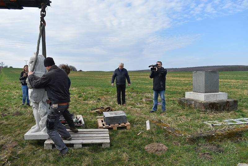 V Hlince před mnoha lety vandal změnil památník padlým  na Bezhlavého rytíře. V restaurátorské dílně rytířovi vrátí tvář, aby se zase stal důstojnou pietou.