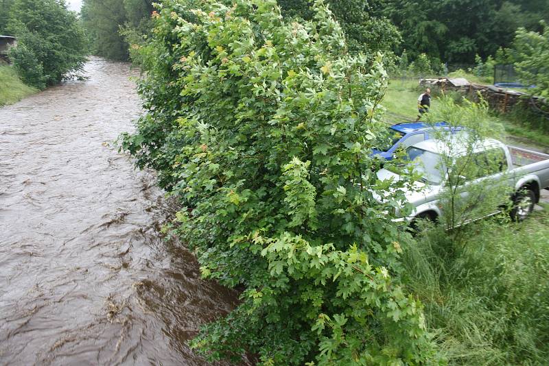 Druhý povodňový stupeň byl vyhlášený na Černé Opavě v Mnichově. První stupeň platí na Opavě v Karlovicích. Velká voda postupuje řekou Opavou níž po proudu.