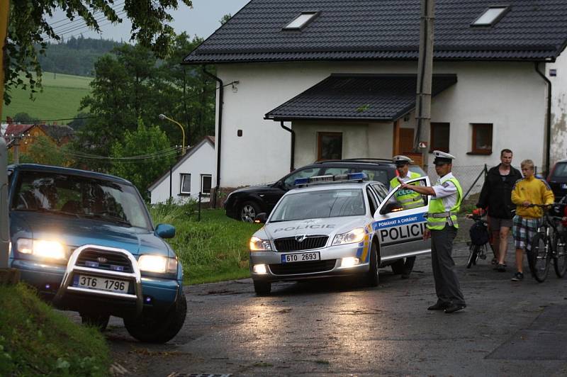 Silná bouřka, doprovázená údajně tornádem, napáchala velké škody.