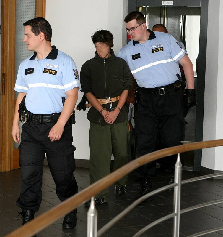 Mladík z Krnova obviněný z vraždy své jedenáctileté sestry u ostravského soudu, červenec 2011.