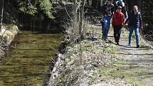 Udělejte si někdy výlet kolem náhonu, který přivádí vodu pro umělý vodopád v Karlově Studánce.