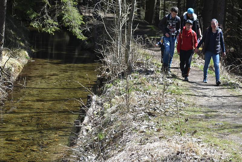 Udělejte si někdy výlet kolem náhonu, který přivádí vodu pro umělý vodopád v Karlově Studánce.