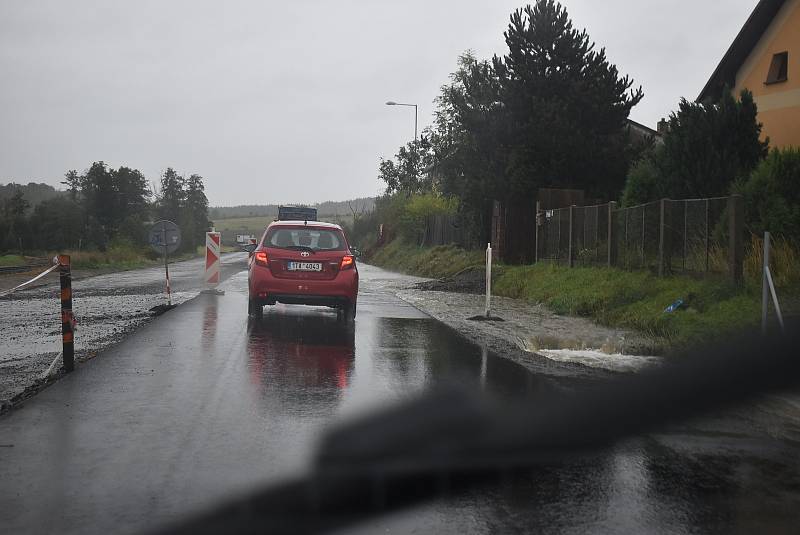 V úseku u Krnova, kde se silnice první třídy změnila ve staveniště obchvatu, musí auta přes "brod" . Naštěstí je brouzdaliště na silnici zatím mělké.