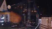 Přístavbu domku a dva automobily zachvátily 5. prosince v Bílém Potoku plameny, které vyšlehly z garáže. 