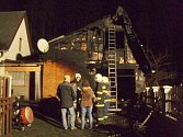 Přístavbu domku a dva automobily zachvátily 5. prosince v Bílém Potoku plameny, které vyšlehly z garáže. 