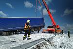 Vyprošťování kamionu na Bruntálsku, středa 5. února 2020.