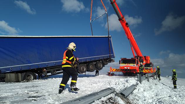 Vyprošťování kamionu na Bruntálsku, středa 5. února 2020.