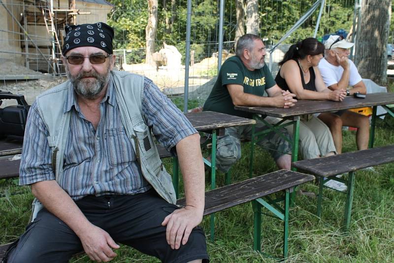 Křížovou cestou proudili na svátek svaté Anny ke stejnojmennému kostelu na Annabergu nad Andělskou Horou poutníci, aby si vyslechli mši svatou duchovního správce Marka Žukowského. 