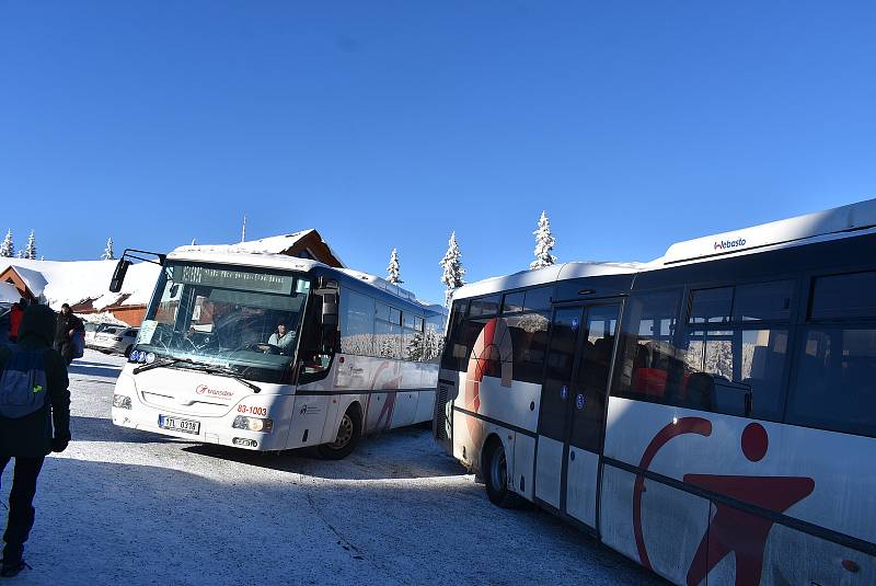 Autobusy z parkoviště Hvězda na Ovčárnu jsou vstupní branou do vrcholových partií Jeseníků.