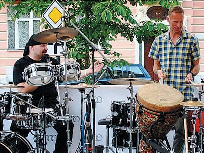 Legendární hokejový brankář Dominik Hašek (vpravo) si zabubnoval se skupinou Jumping Drums pod vedením kapelníka Ivo Batouška (vlevo). 