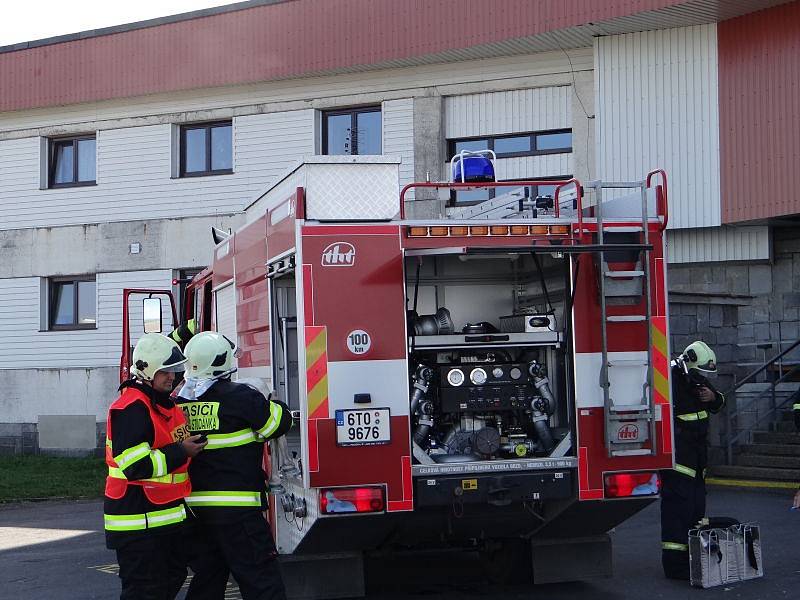 Šest jednotek hasičů se zapojilo v pondělí odpoledne do prověřovacího cvičení na nejvyšší hoře Jeseníků - Pradědu.