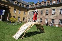 Členové Společenství severských pánů vyrobili několik vynálezů podle plánů Leonarda da Vinci. Návštěvníkům zámku v Hošťálkovech v sobotu 18. května vysvětlili, jak fungují.