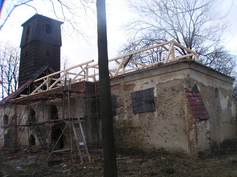Kostel v Pelhřimovech byl opuštěná ruina se zřícenou střechou, když ho církev darovala Hnutí Duha. Kostel se podařilo zachránit, a díky tomu se do Pelhřimov vrací život.