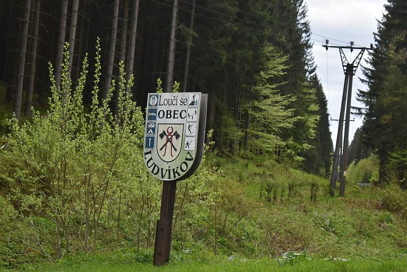 Ludvíkov žije turistickým ruchem. Milovníky Jeseníků sem lákají vyhlídky, skály, lesy a také nabídka různých typů penzionů, hotelů a restaurací.