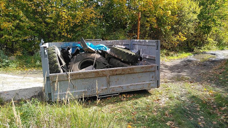 Do akce Ukliďme Krnov se společně zapojili místní občané i Ukrajinci, kteří zde našli azyl před válkou. 9. 10. 2022.