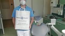 Rotary cluby v březnu 2020 zorganizovaly dovoz 15 000 respirátorů z Číny. Celkem 13 800 jich zdarma rozdaly v Moravskoslezském kraji nemocnicím a těm, kteří pečují o seniory.