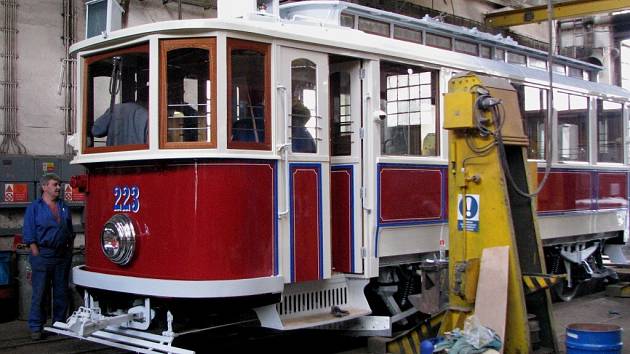 Deset měsíců usilovné práce věnovali zaměstnanci Krnovských opraven a strojíren tomu, aby kompletně zrestaurovali a zprovoznili historickou tramvaj. Již příští týden se v tomto skvostu budou vozit Olomoučané.