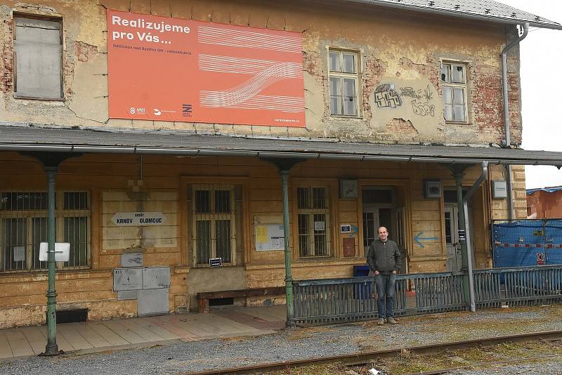 Iniciativa Zachraňme nádraží na trati Olomouc – Krnov si jako své logo zvolila nádraží v Dětřichově nad Bystřicí. Tuto budovu čeká demolice jako první.