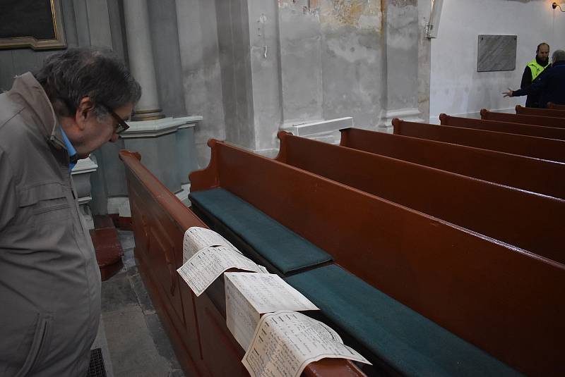 Farníci v kostele v Holčovicích obdivují dokumenty z roku 1944, které bez povšimnutí odpočívaly 77 let ve skříni.
