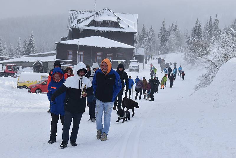 Navzdory předpovědi silného větru vyrazili turisté, běžkaři, pejskaři i rodiny s dětmi na Praděd. 4. 12. 2021
