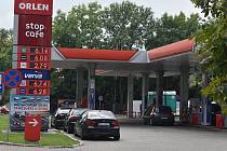Rozdíl mezi cenami české a polské nafty nebo benzinu může být šest korun. Deník sledoval cenovky na pumpách v polských Hlubčicích a v Krnově.