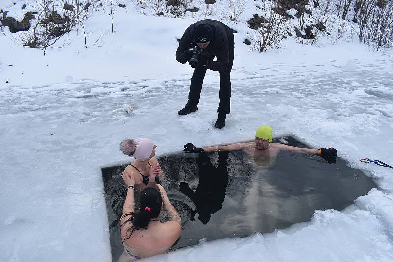 Společná akce potápěčů a otužilců v lomu u Bruntálu zahrnovala také neobvyklou disciplínu: plavání pod ledem.