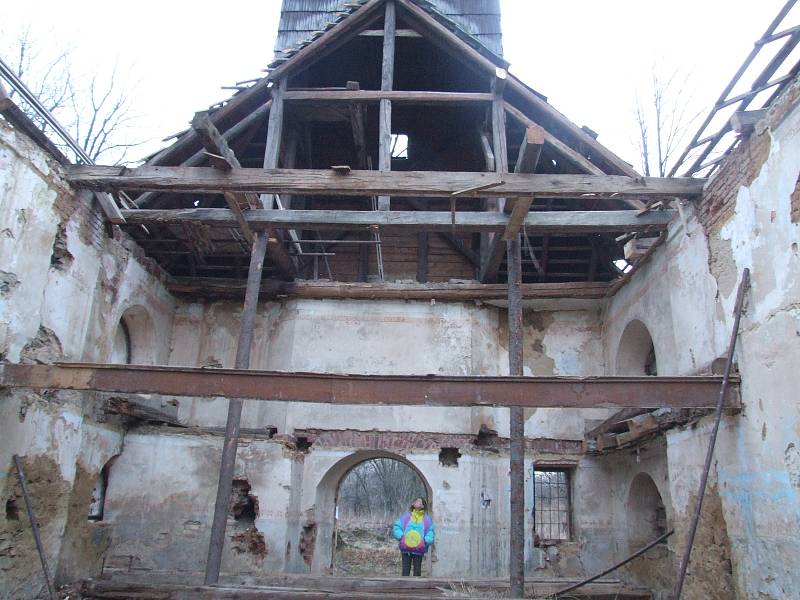 Kostel v Pelhřimovech byl opuštěná ruina se zřícenou střechou, když ho církev darovala Hnutí Duha. Kostel se podařilo zachránit, a díky tomu se do Pelhřimov vrací život.